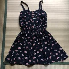 【いてぃか プロフ見て‼︎様専用】お値下！黒の花柄ワンピースのサムネイル