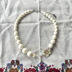 ANNA SUI choker necklace, white, with flowers.