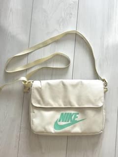 Nike ショルダーバッグ クリーム色のサムネイル