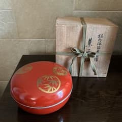 平安象彦 朱塗 蓋付き菓子器 松竹梅鶴亀蒔絵 茶道具 共箱 平安象彦 朱塗 蓋付き菓子器 松竹梅鶴亀蒔絵 茶道具 共箱 - メルカリ