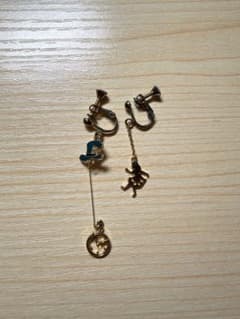アリス モチーフ イヤリング 2個セットのサムネイル