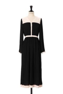 新品herlipto Point Lace Pleated Dress 黒 Herlipto Point Lace Pleated Dress - メルカリ