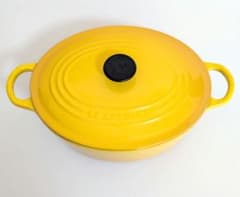 LE CREUSET(ル・クルーゼ) 黄色　両手鍋　楕円形(オーバル)　25cm LE CREUSET(ル・クルーゼ) 黄色 両手鍋 楕円形(オーバル) 25cm - メルカリ