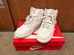 真っ白なNIKE スニーカーのサムネイル