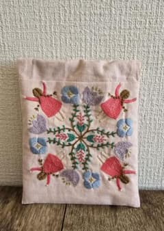 ハンドメイド 手刺繍 バネ口ポーチ フラットポーチ - メルカリ