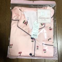 新品未使用★チュチュアンナ サテン パジャマ チェリー柄 Mサイズのサムネイル