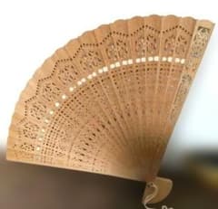 送料無料　最高級品　香木白檀透かし彫り扇子 共箱　本物保証　中国古玩骨董 白檀扇子 透かし彫り 中国古玩骨董 箱付き 香港 Hong Kong - メルカリ