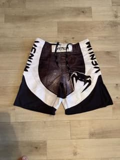 VENUM ヴェナム　ファイトショーツ　ハーフパンツ白黒のサムネイル
