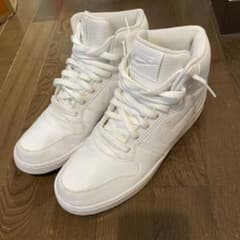 NIKE エバノンのサムネイル