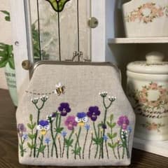 ビオラのボーダーの刺繍がま口ポーチのサムネイル