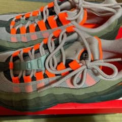 ナイキ エアマックス95 OG ニュートラル オリーブ トータル オレンジのサムネイル