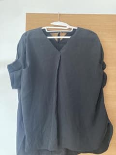 ブラックVネック半袖シャツ　ブラウスのサムネイル