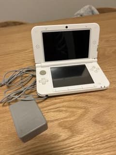 Nintendo 3DS ホワイト 本体　acアダプター付きのサムネイル