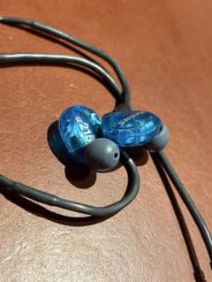 SHURE SE215 高遮音性イヤホン 本体のサムネイル