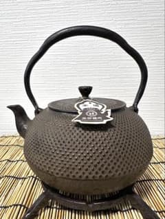 未使用品、タグ付　南部照光堂造　１８型アラレ　南部鉄瓶　南部鉄器　鉄瓶 未使用品、タグ付 南部照光堂造 18型アラレ 南部鉄瓶 南部鉄器 鉄瓶
