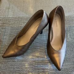 AU BANNISTER本革マットゴールドパンプスのサムネイル