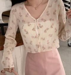 SHEIN 花柄シアートップスのサムネイル