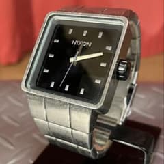 NIXON ニクソン // ☆THE QUATRO☆ 新品電池　アンティーク・シルバー NIXON //☆THE QUATRO☆ 新品電池 アンティーク・シルバー - メルカリ