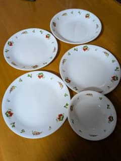 Corelle ストロベリー柄 食器セット 5点のサムネイル