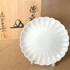 【美品】有田焼 源右衛門窯 白磁 菊型 銘々皿 木箱付き 美品】有田焼 源右衛門窯 白磁 菊型 銘々皿 木箱付き - メルカリ