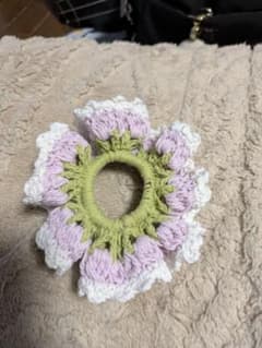 ハンドメイド 編み物 フラワーシュシュ 白✕ピンク 紫ピンク✕緑　2個セットのサムネイル
