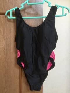 露出の多い水着のサムネイル