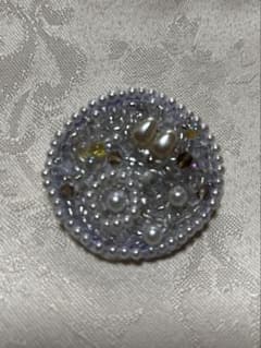 ハンドメイド ビーズ刺繍ブローチ ホワイト