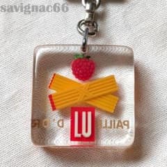 60s フレンチキーホルダー ブルボン LU PAILLE D'OR イチゴ 苺 - メルカリ