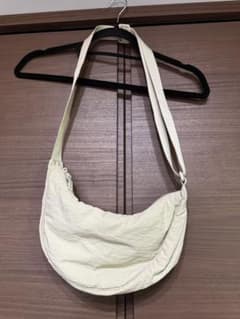 UNIQLO ハーフムーン ショルダーバッグのサムネイル