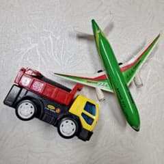 トラックと飛行機のおもちゃのサムネイル