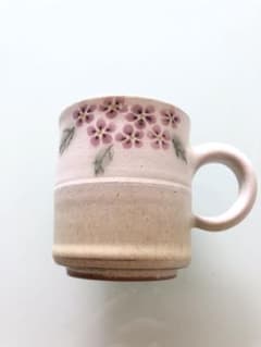 【早い者勝】花柄ピンクベージュマグ　高さ7cm 直径6.5cm 取手3cm 美品のサムネイル