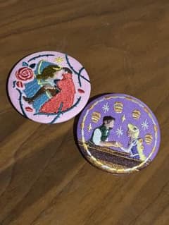 ディズニー　刺繍　缶バッジ　ラプンツェル　オーロラ姫のサムネイル