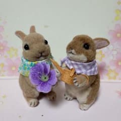 MOGU様専用　ジョウロとお花を持ったうさぎさん　動物ぽんぽんのサムネイル