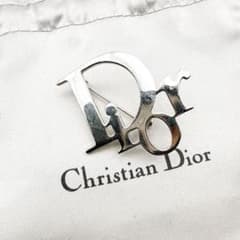 3006-11 人気✨Dior ブローチ CD ロゴ 希少 刻印 - メルカリ