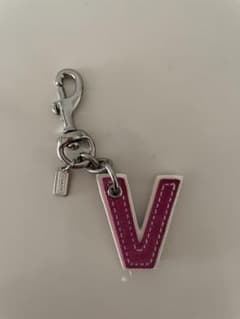 COACH コーチ イニシャル V キーホルダー バッグチャーム パープルのサムネイル