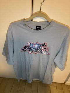 HUF グラフィティロゴ Tシャツ ライトブルーのサムネイル