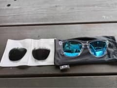 OAKLEYフロッグスキン　クリアフレーム　ブルーミラーレンズ OAKLEYフロッグスキン クリアフレーム ブルーミラーレンズ - メルカリ