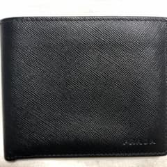 プラダ二つ折り財布のサムネイル