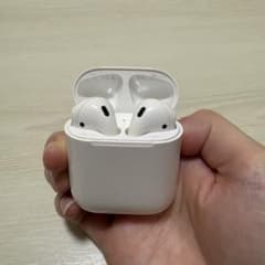 Apple AirPods 本体 充電ケース付きのサムネイル