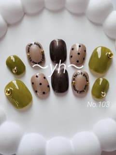 103 ネイルチップ ベリーショート ラメ　ピスタチオ　カーキ ドット ロゴ　茶のサムネイル