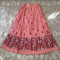 断捨離‼️¥600   値下げ¥999→¥899流行りのプリーツ花柄スカートのサムネイル