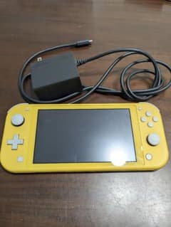 Nintendo Switch Lite イエロー 本体と充電器付きのサムネイル