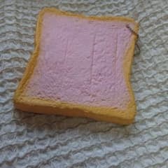 いちご牛乳ひたしパン スクイーズのサムネイル