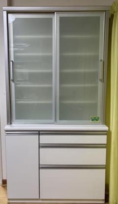 ホワイト系スライドドア式食器棚（※説明文必読願います） - メルカリ