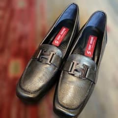 SAINT HONORE 落ち着いたシルバーカラー ローファーのサムネイル