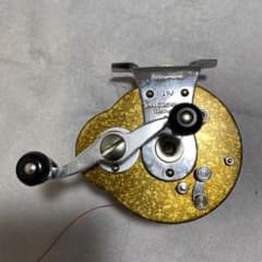 伊*ン様 金色 左巻きリール 赤青ライン付きのサムネイル