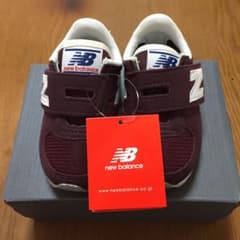 ニューバランススニーカーのサムネイル