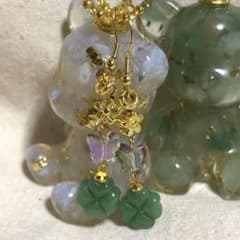 四葉のクローバー　ピアス（蝶ゴールド）のサムネイル