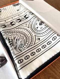 【新品】HERMES カシシル《シュヴァル・ドゥ・クール・バンダナ》白黒のサムネイル