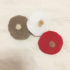 ♢ハンドメイド♢26cmドール用 ポンポン付きベレー帽 グレージュのサムネイル